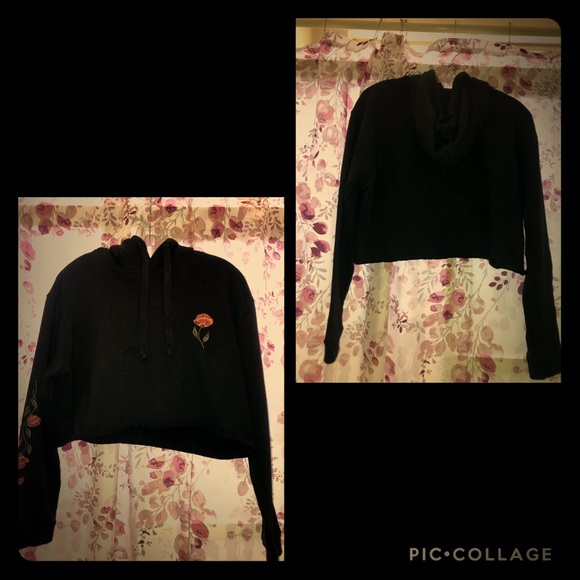 cute black w flowers crop top sweater - Picture 1 of 3